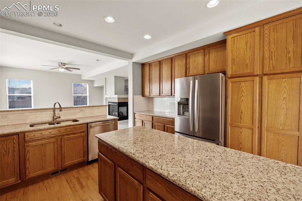 Image 10 of 50: Kitchen