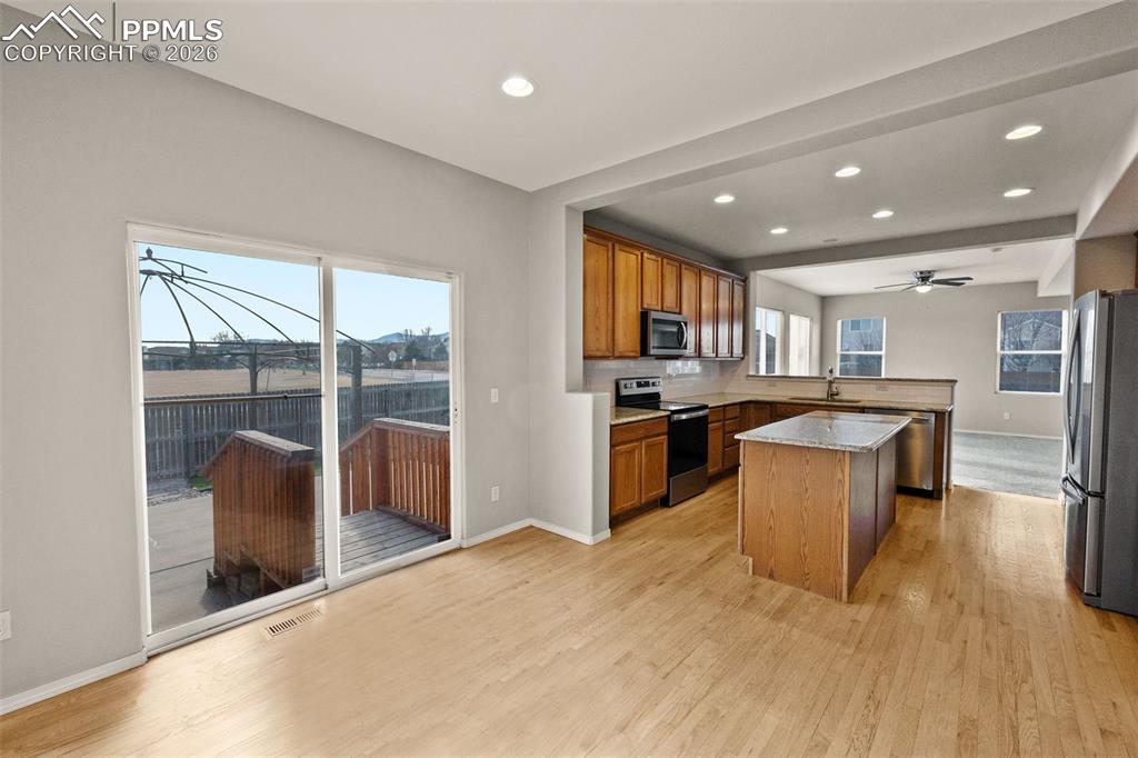 Image 14 of 50: Dining Area