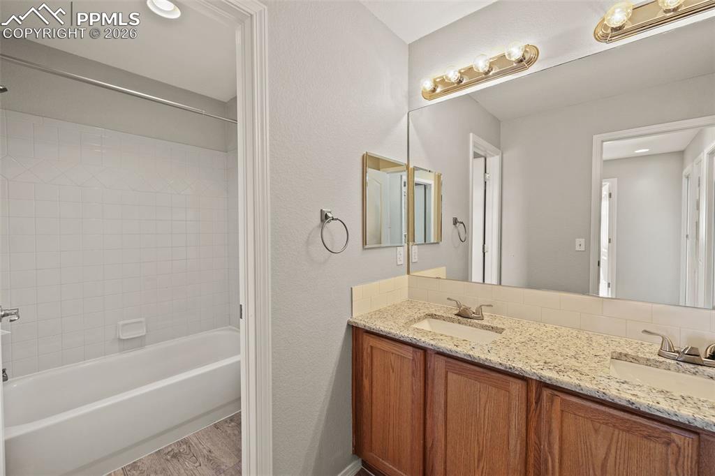 Image 25 of 50: Bathroom