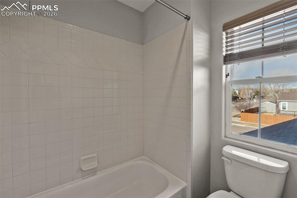 Image 26 of 50: Bathroom