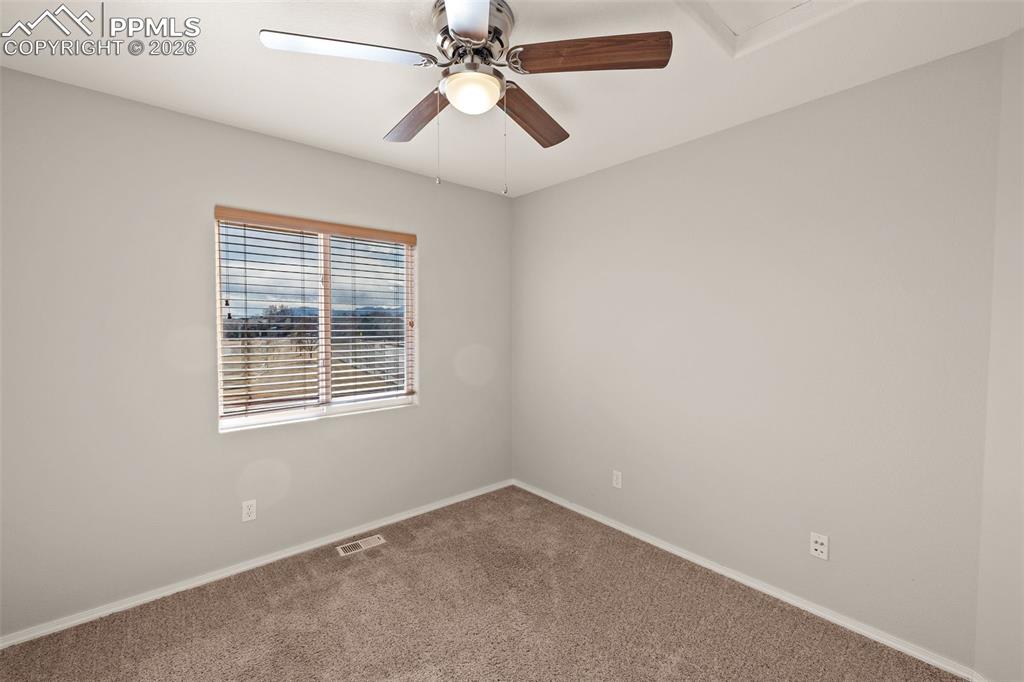 Image 31 of 50: Bedroom