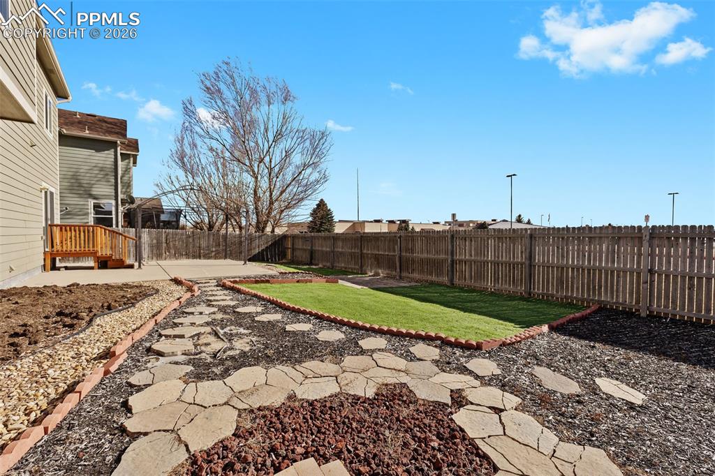 Image 43 of 50: Yard