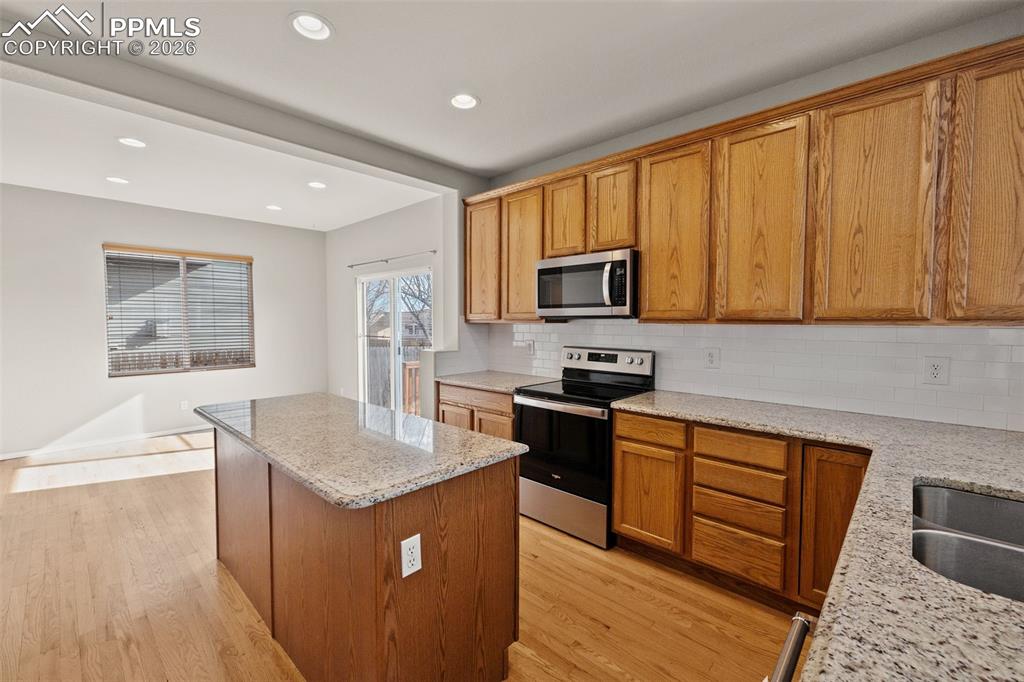 Image 9 of 50: Kitchen