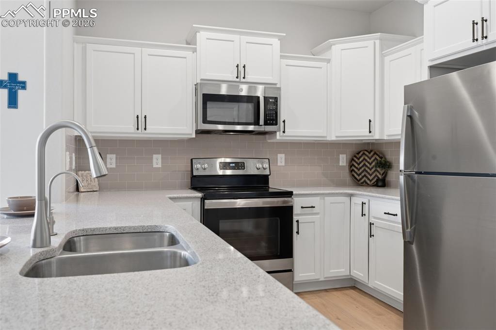 Image 11 of 32: Kitchen