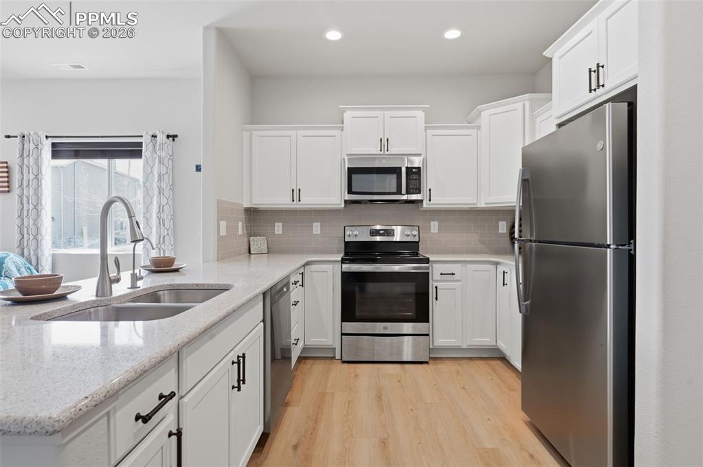 Image 12 of 32: Kitchen