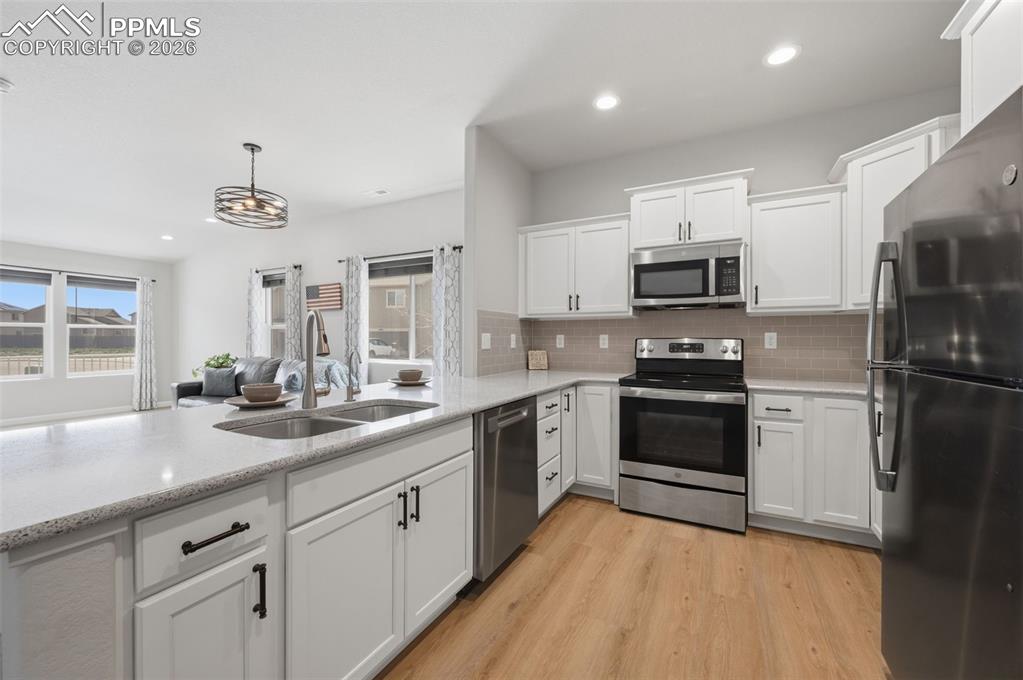 Image 13 of 32: Kitchen