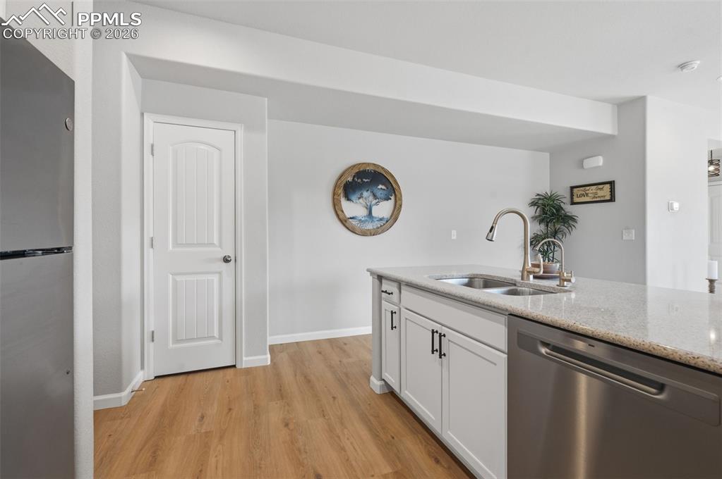 Image 14 of 32: Kitchen