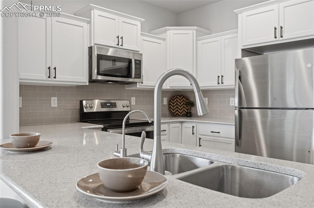 Image 15 of 32: Kitchen