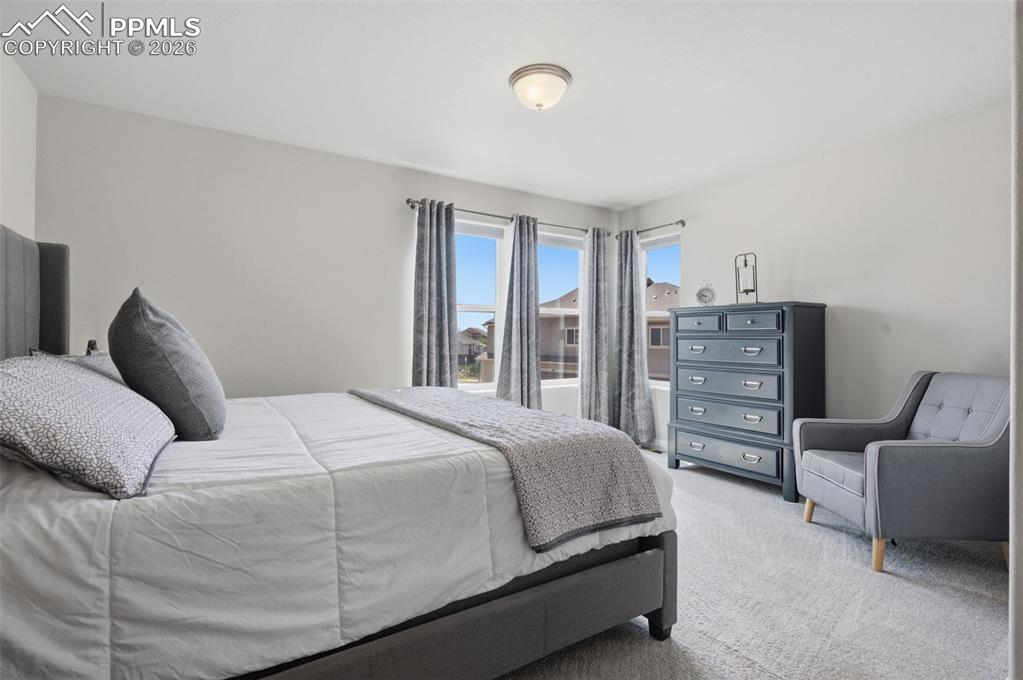 Image 18 of 32: Bedroom