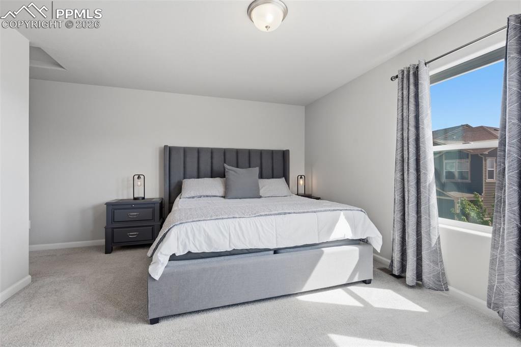 Image 19 of 32: Bedroom