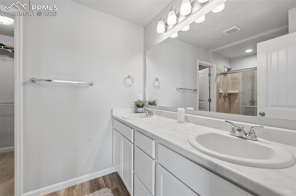 Image 22 of 32: Bathroom