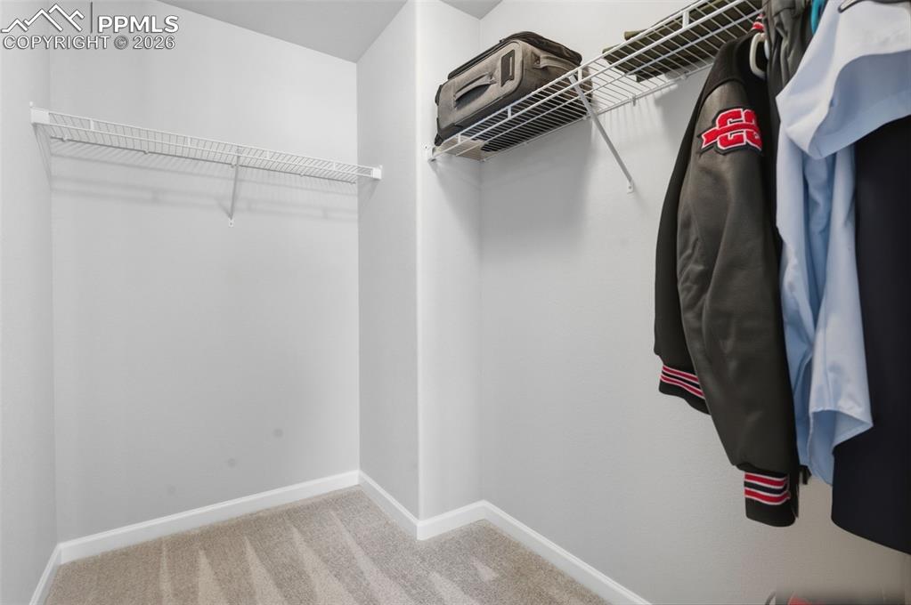 Image 27 of 32: Closet