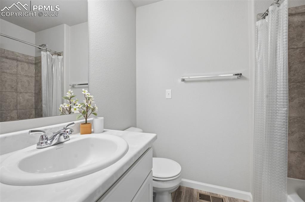 Image 28 of 32: Bathroom