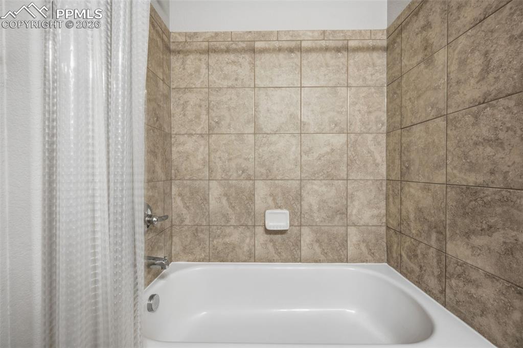 Image 29 of 32: Bathroom