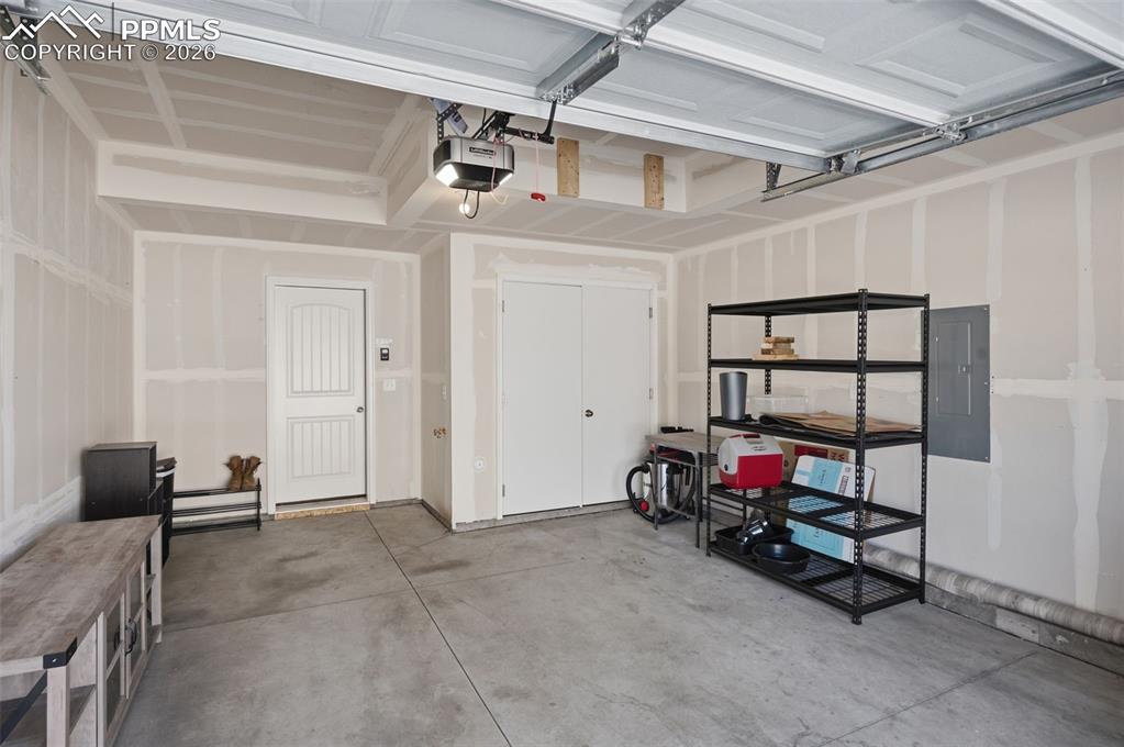 Image 30 of 32: Garage