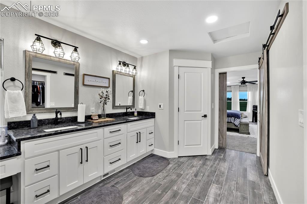 Image 20 of 46: Bathroom