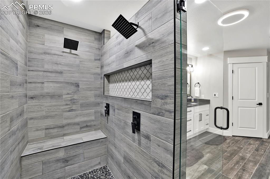 Image 21 of 46: Walk in shower double shoer heads 