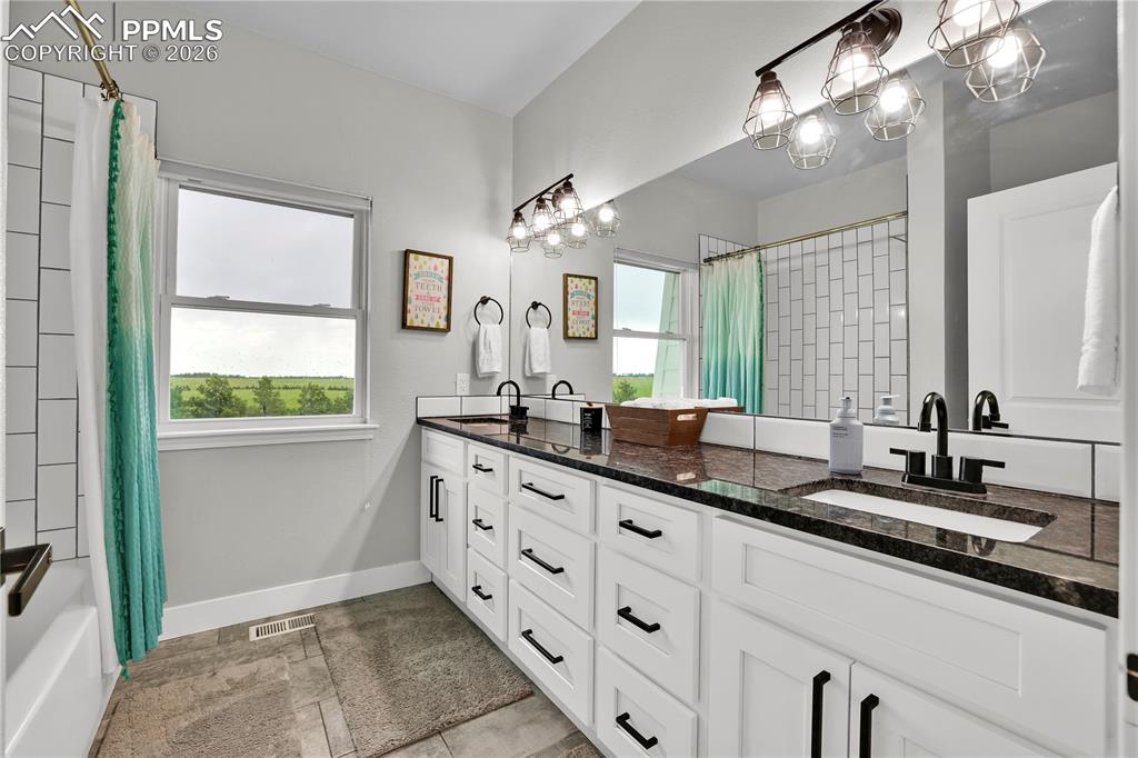 Image 26 of 46: Double sinks, views and granite 