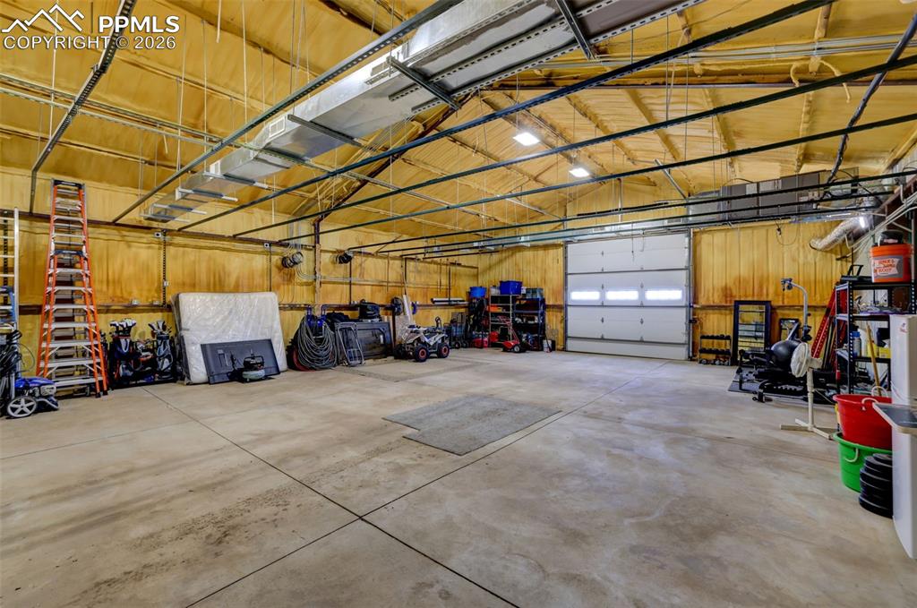 Image 39 of 46: Garage