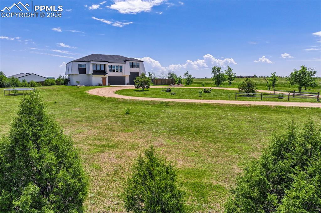 Image 41 of 46: Yard