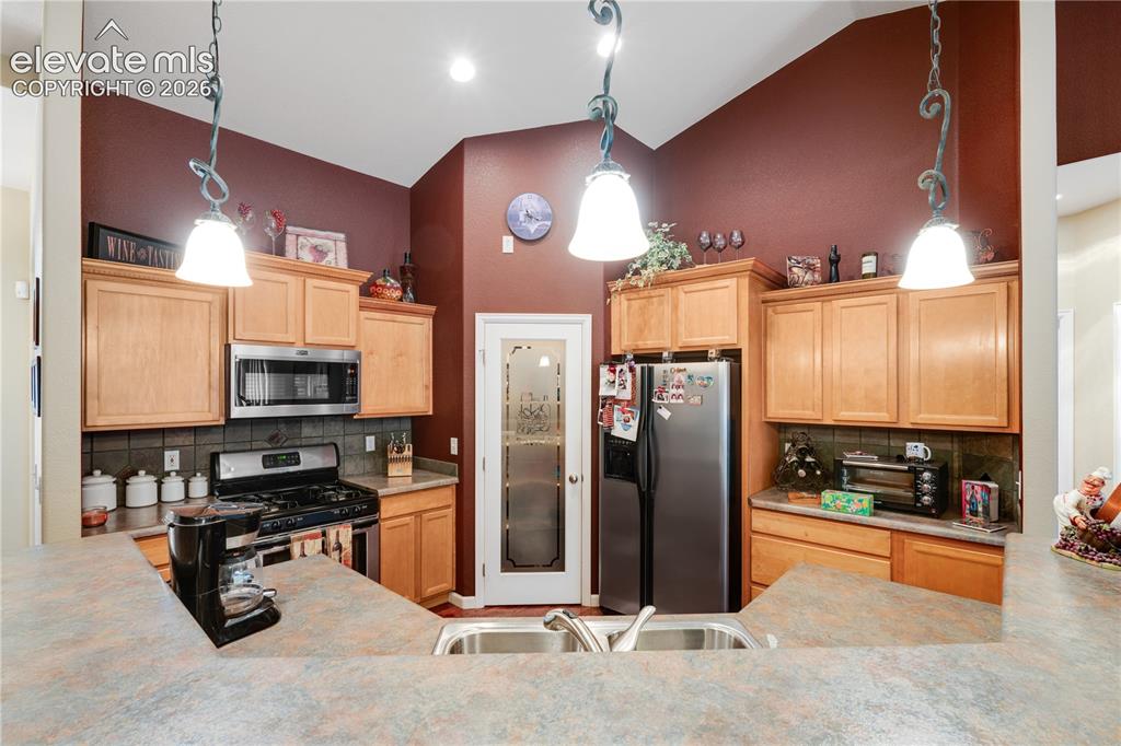 Image 6 of 25: Kitchen
