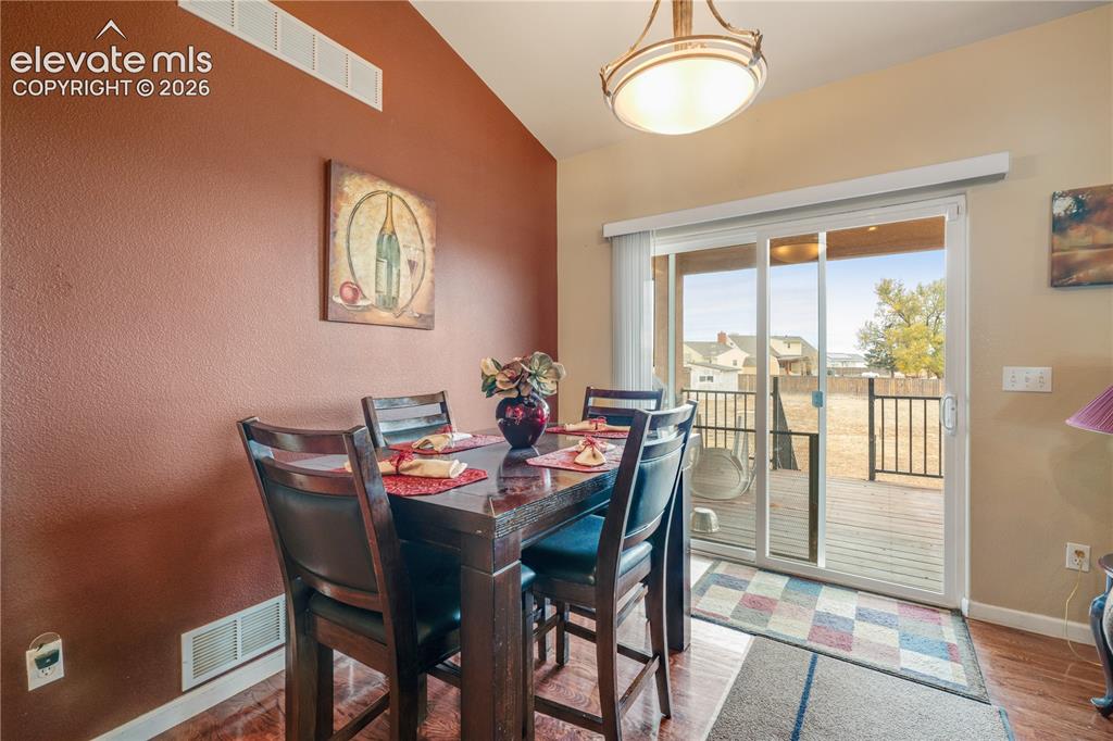 Image 9 of 25: Breakfast nook