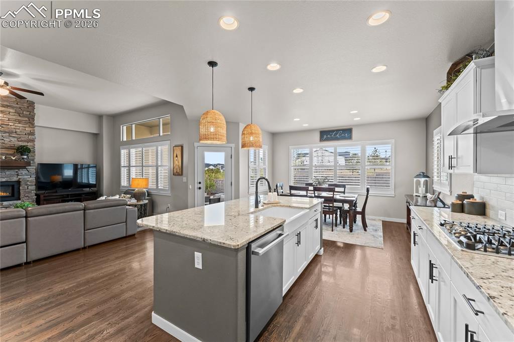 Image 15 of 50: Kitchen