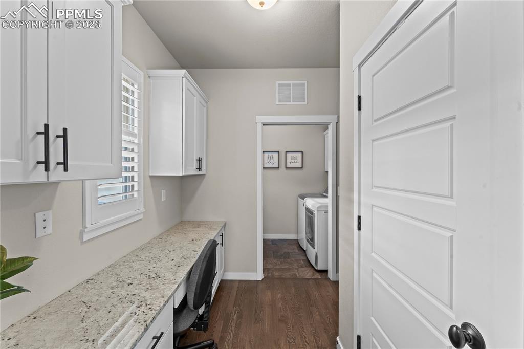 Image 18 of 50: Laundry