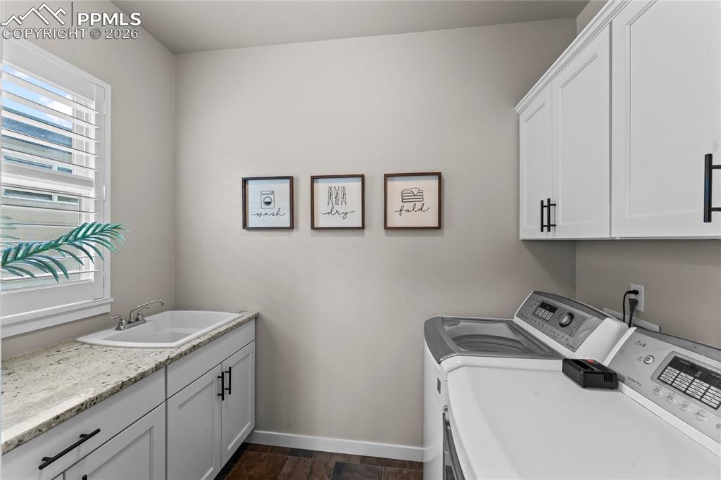 Image 19 of 50: Laundry