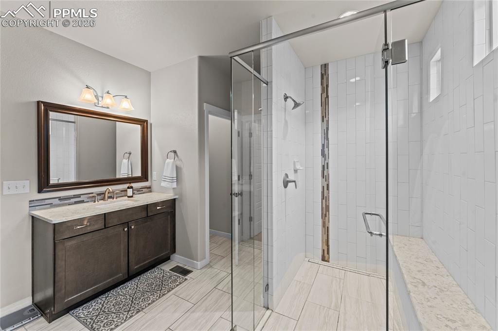 Image 23 of 50: Bathroom