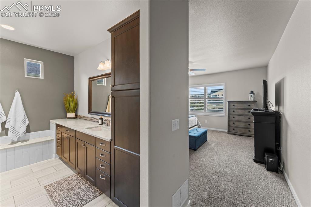 Image 25 of 50: Bathroom