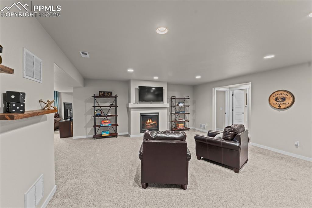 Image 31 of 50: Living Room