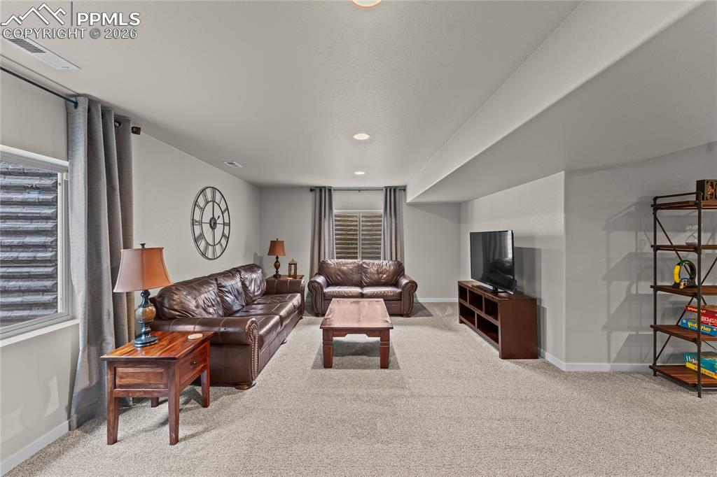 Image 33 of 50: Living Room