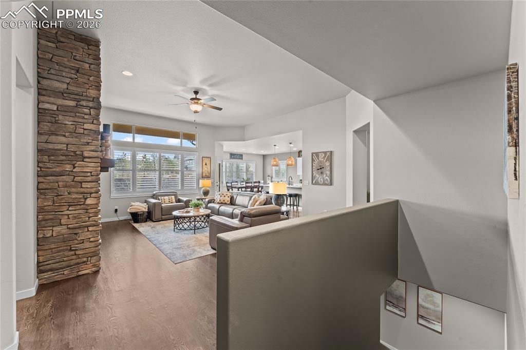 Image 7 of 50: Living Room