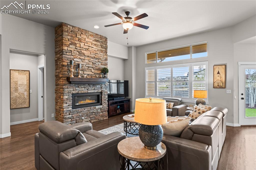 Image 8 of 50: Living Room