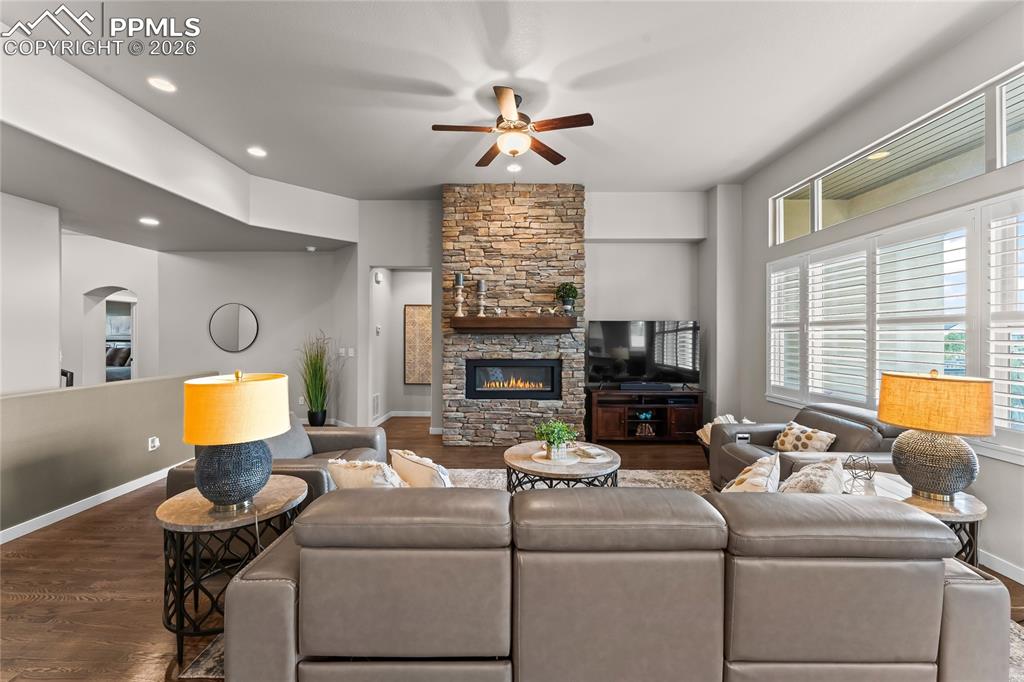 Image 9 of 50: Living Room