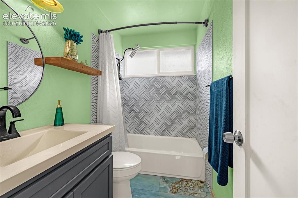 Image 17 of 38: Bathroom