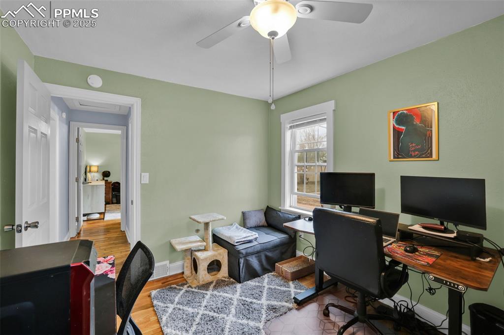Image 16 of 27: Office