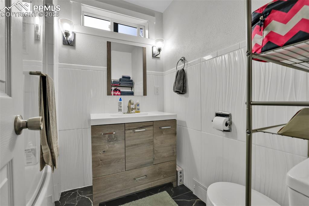 Image 17 of 27: Bathroom