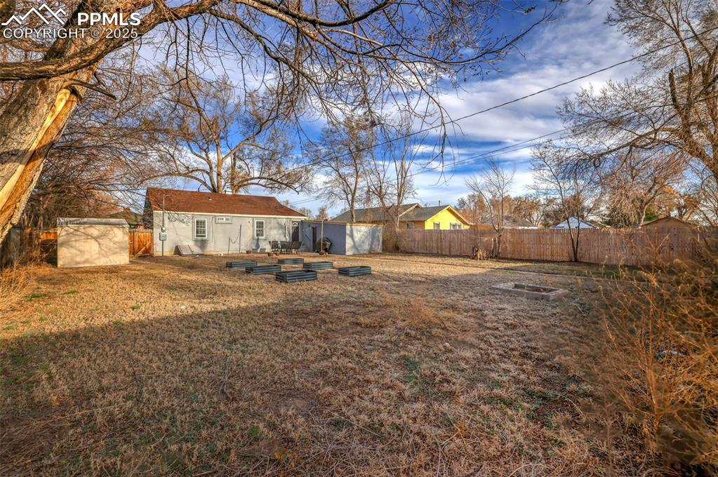 Image 18 of 27: Yard