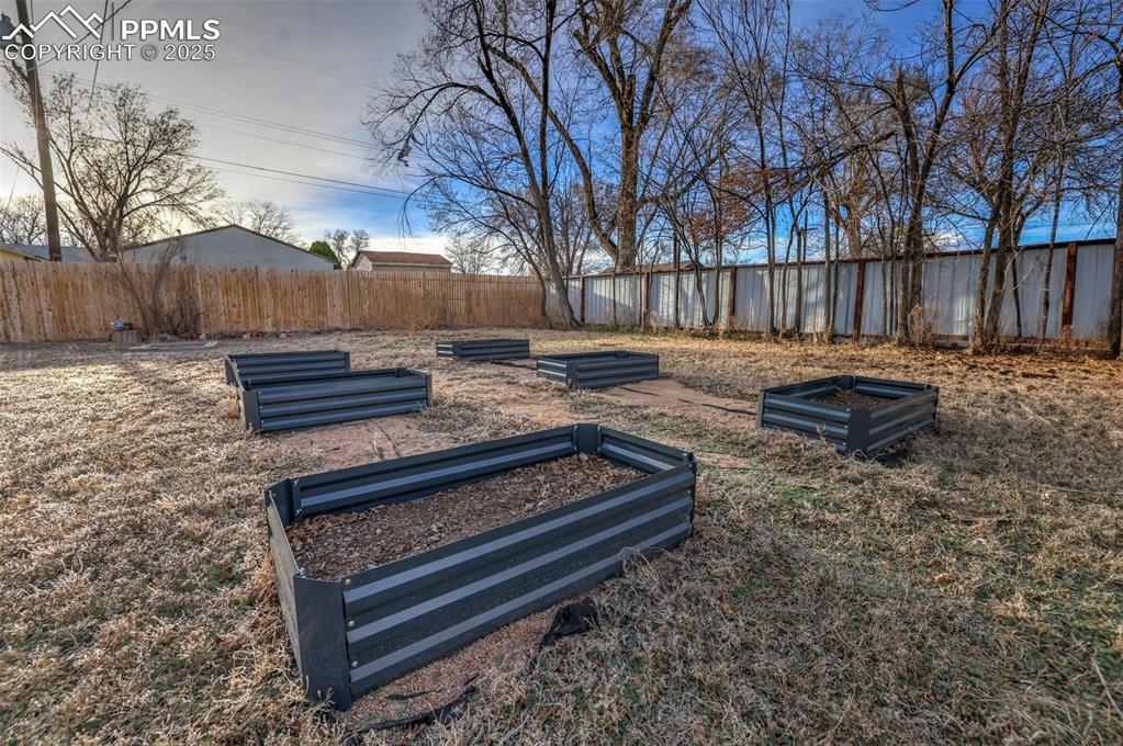 Image 20 of 27: Yard