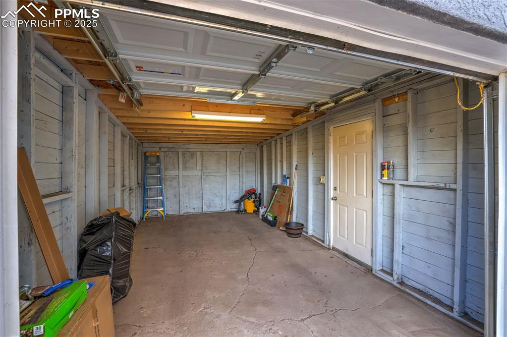 Image 23 of 27: Garage