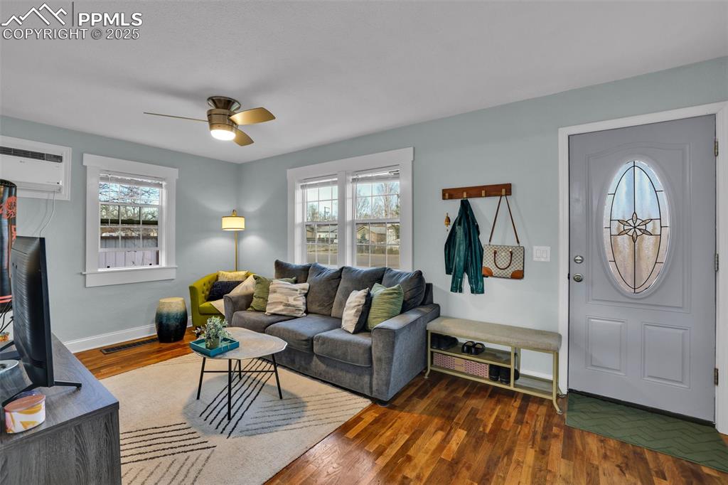 Image 6 of 27: Living Room