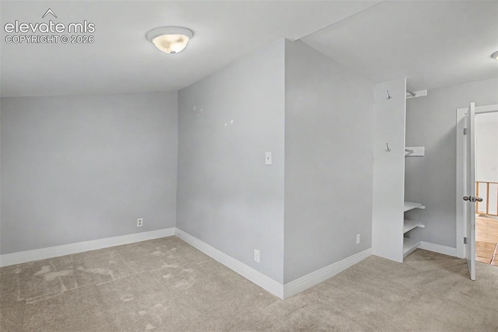 Image 15 of 27: Bedroom