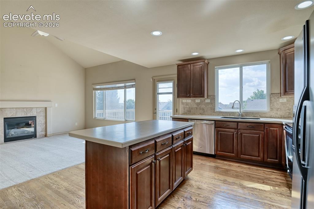 Image 17 of 47: Kitchen