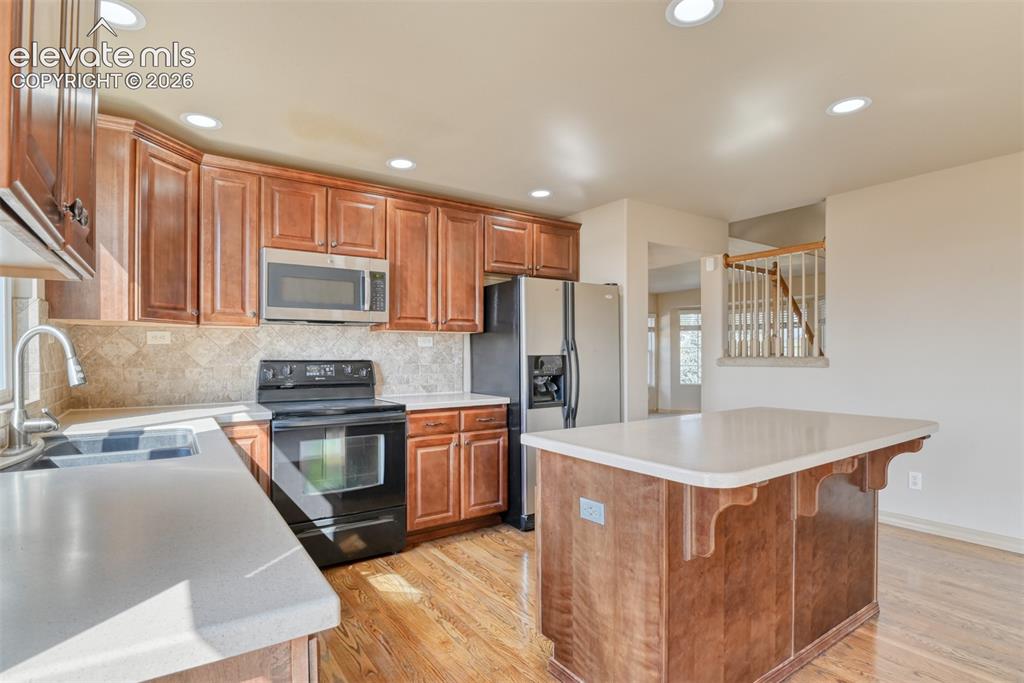 Image 19 of 47: Kitchen