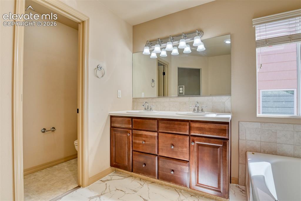 Image 34 of 47: Bathroom