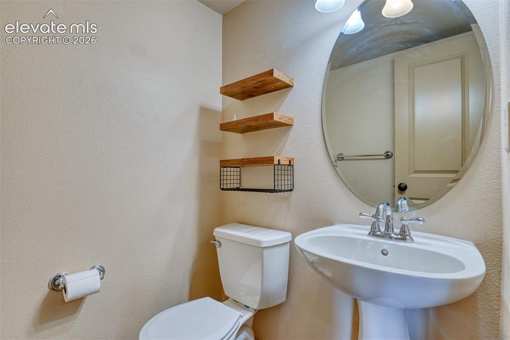 Image 36 of 47: Bathroom