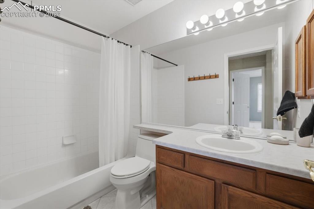 Image 36 of 48: Upper level full bathroom.