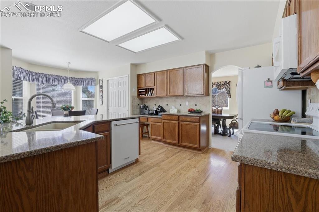 Image 4 of 48: Gorgeous kitchen.